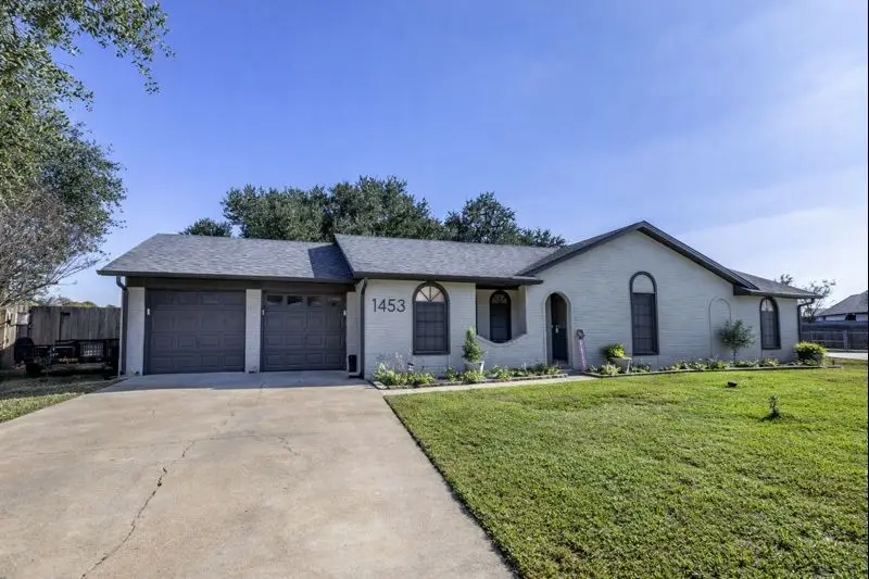 1453 Pin Oak Drive, Bellville, TX 77418 - Image #1