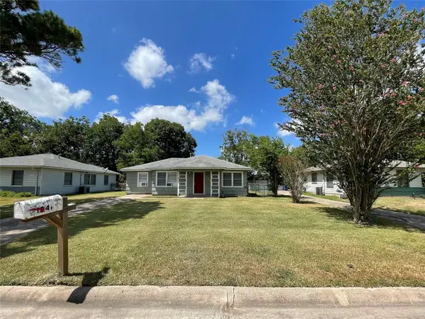 1241 Chevy Chase Drive, Angleton, TX 77515