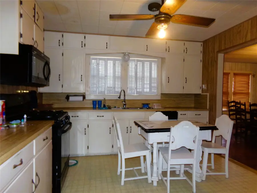 403 N West Street, Weimar, TX 78962 - Image #2