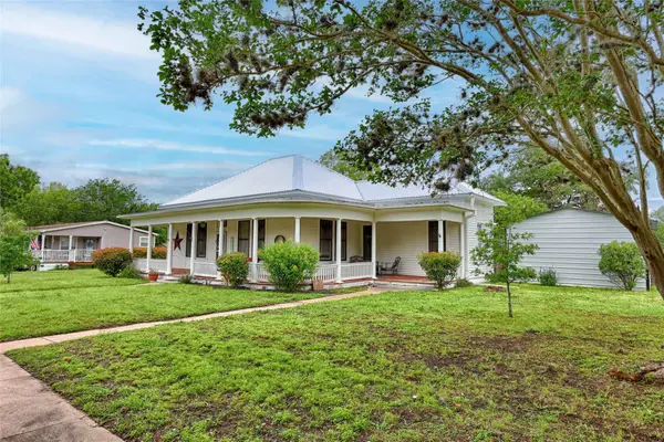 403 E 7th Street, Flatonia, TX 78941