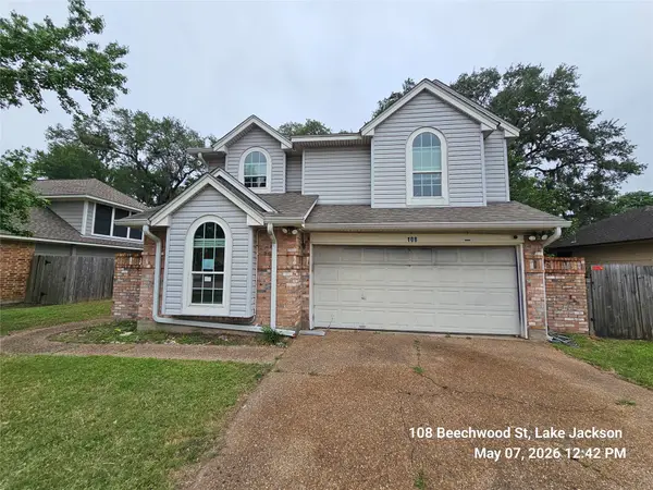 108 Beechwood Street, Lake Jackson, TX 77566