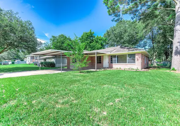 1033 S Booth Lane, Alvin, TX 77511