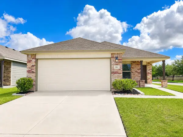 102 Bellewood Manor Drive, Magnolia, TX 77354