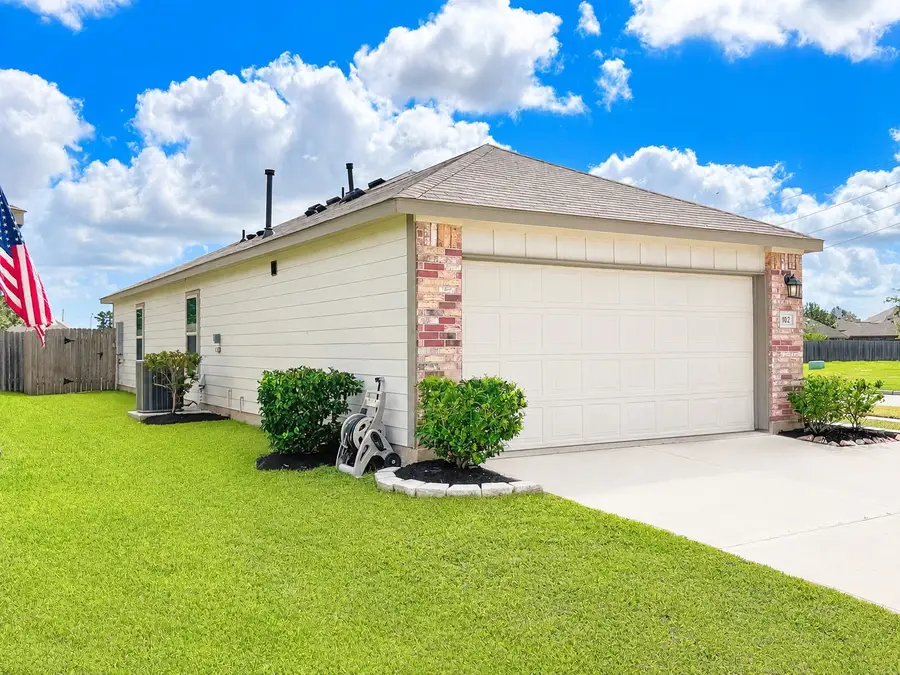 102 Bellewood Manor Drive, Magnolia, TX 77354 - #2