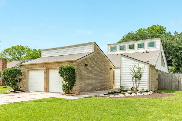 56 Garland Court, Lake Jackson, TX 77566