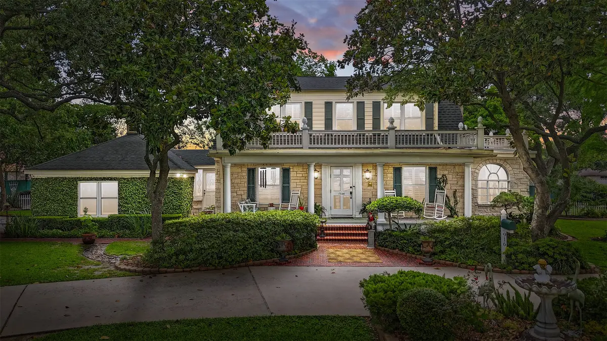 916 E James Street, Baytown, TX 77520 - #1