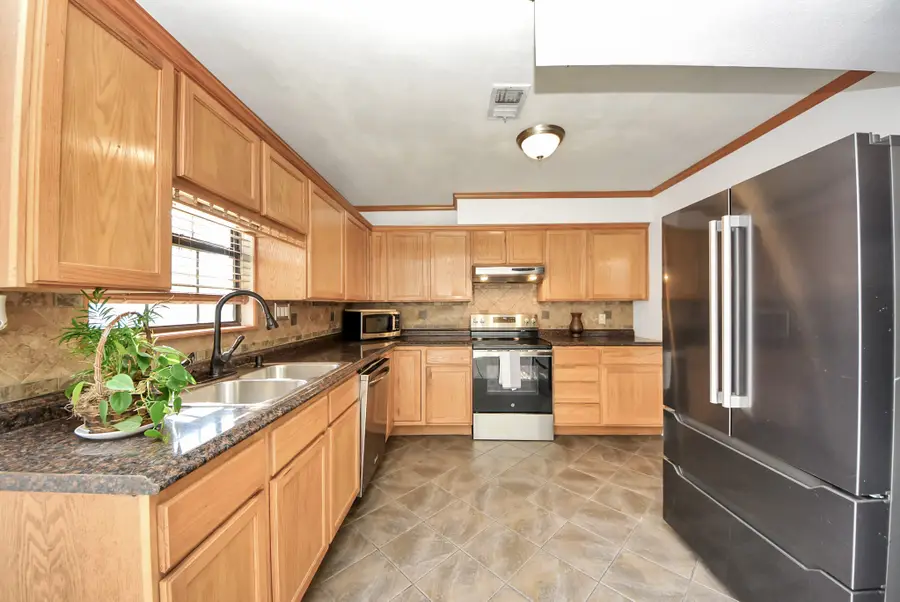 10315 Carlow Lane, La Porte, TX 77571 - Image #3