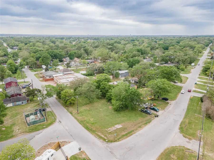 1 Jackson Avenue, Bacliff, TX 77518 - #2