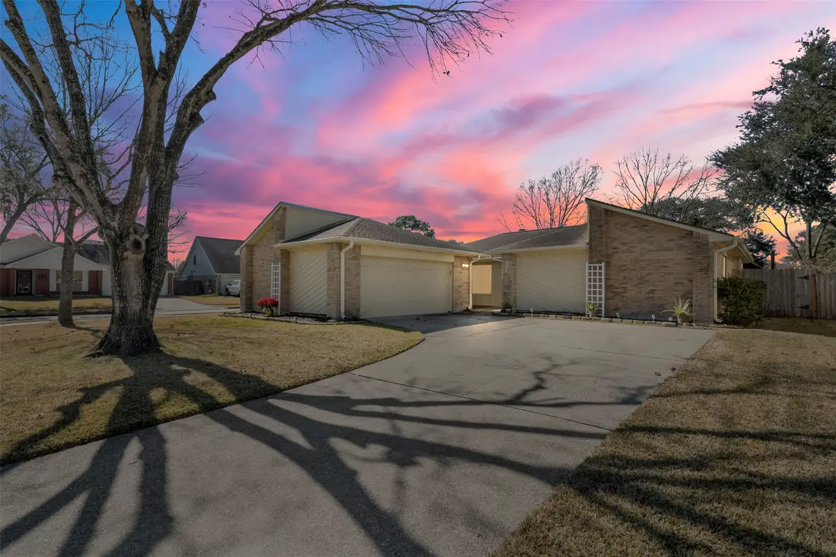 423 Meadowpoint Drive, League City, TX 77573 - Image #1