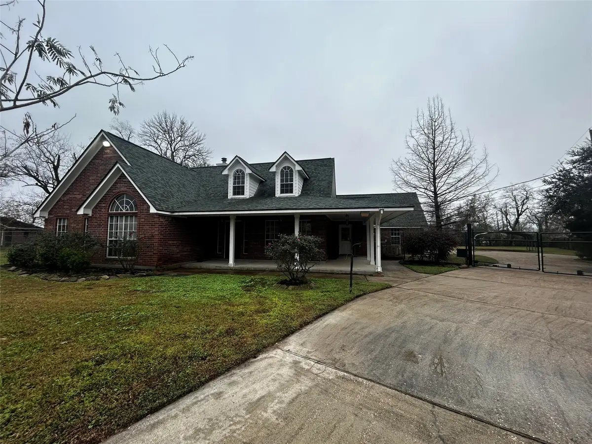 102 Lost Lake Drive, Baytown, TX 77523 - Image #1