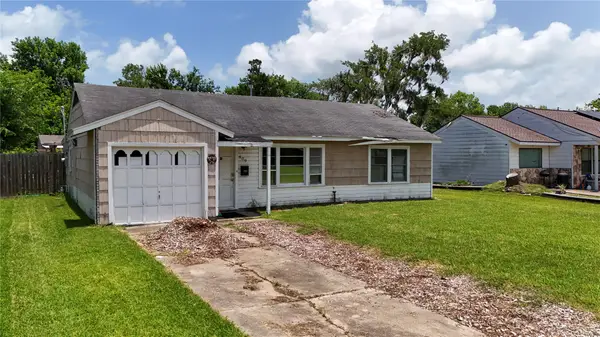 409 Center Way, Lake Jackson, TX 77566