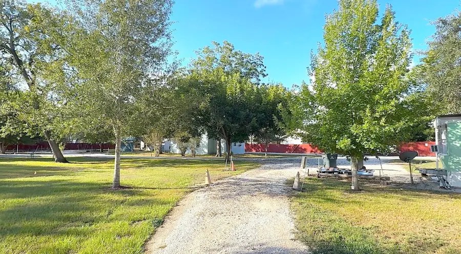 906 E Calhoun Street, El Campo, TX 77437 - #3