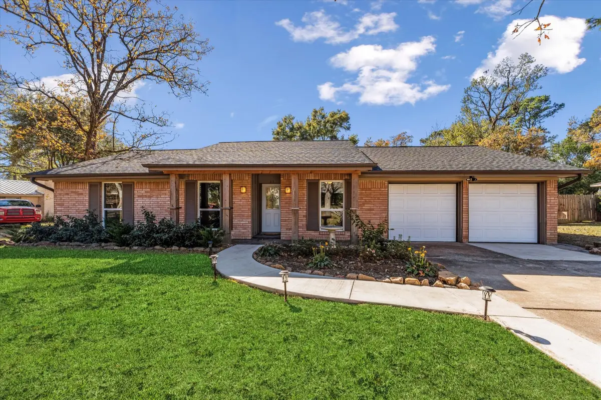 215 Hillcrest Drive, Conroe, TX 77303 - Image #1