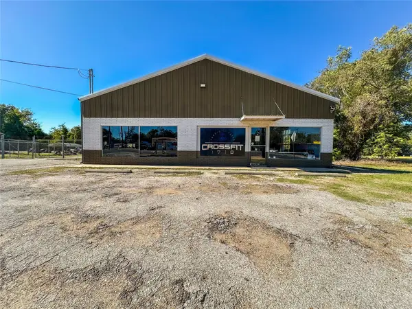 1827 N Richmond Road, Wharton, TX 77488