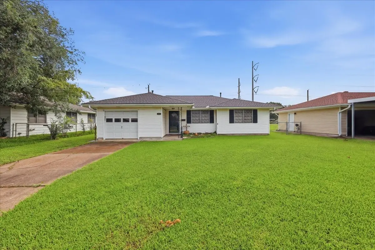 611 S 16th Street, Nederland, TX 77627 - #1