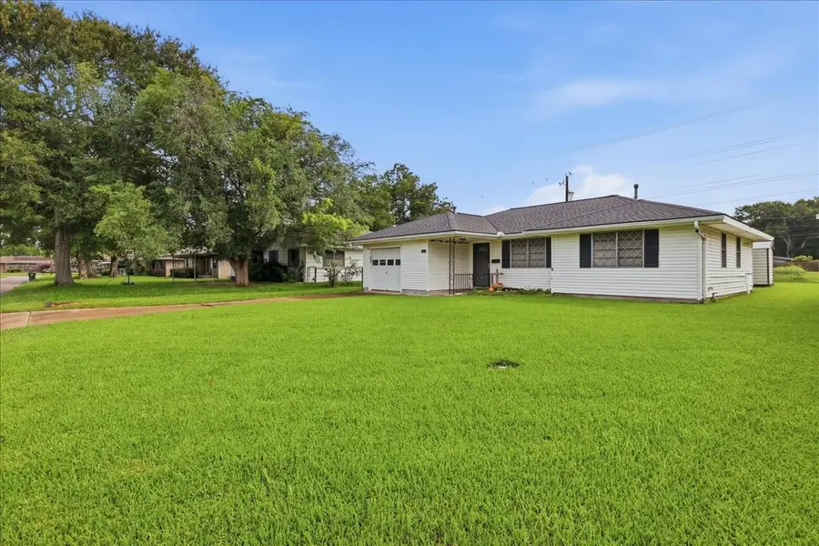 611 S 16th Street, Nederland, TX 77627 - #2