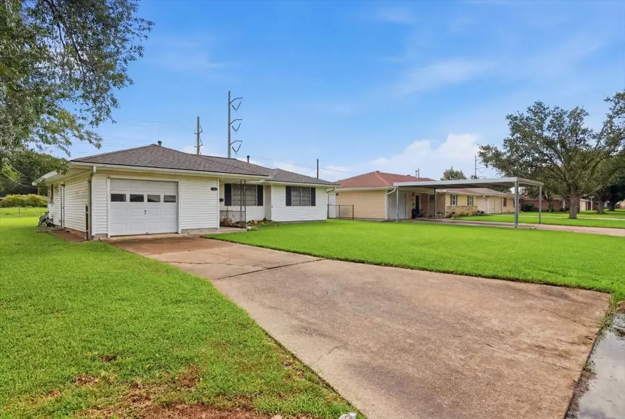 611 S 16th Street, Nederland, TX 77627 - #3