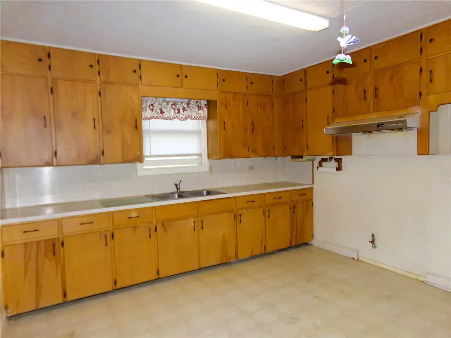 604 S Mechanic Street, Weimar, TX 78962 - Image #3