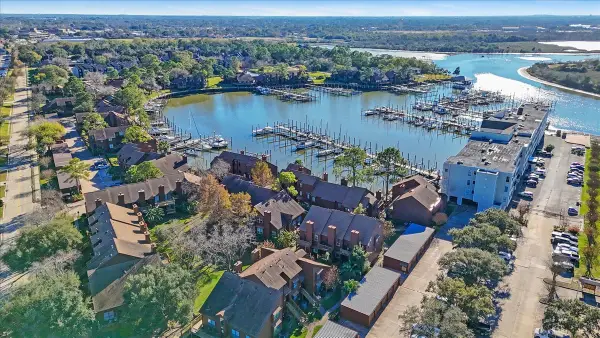 727 Davis Road, League City, TX 77573