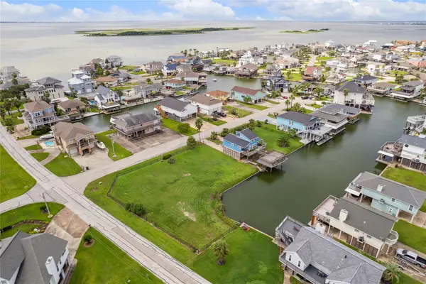 1302 & 1306 Maui Drive, Tiki Island, TX 77554