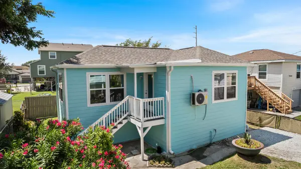 2023 1/2 Hollywood Avenue, Galveston, TX 77551