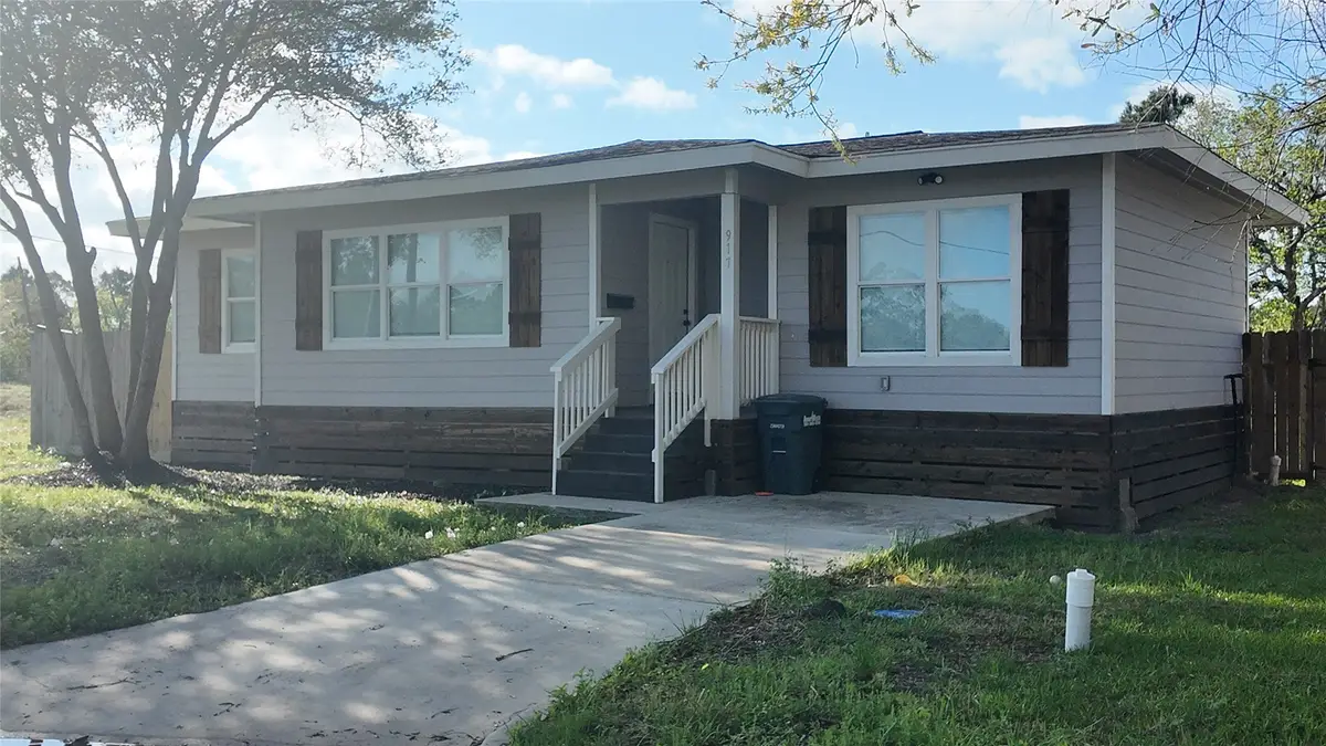 917 Temple Drive, Hitchcock, TX 77563 - #1