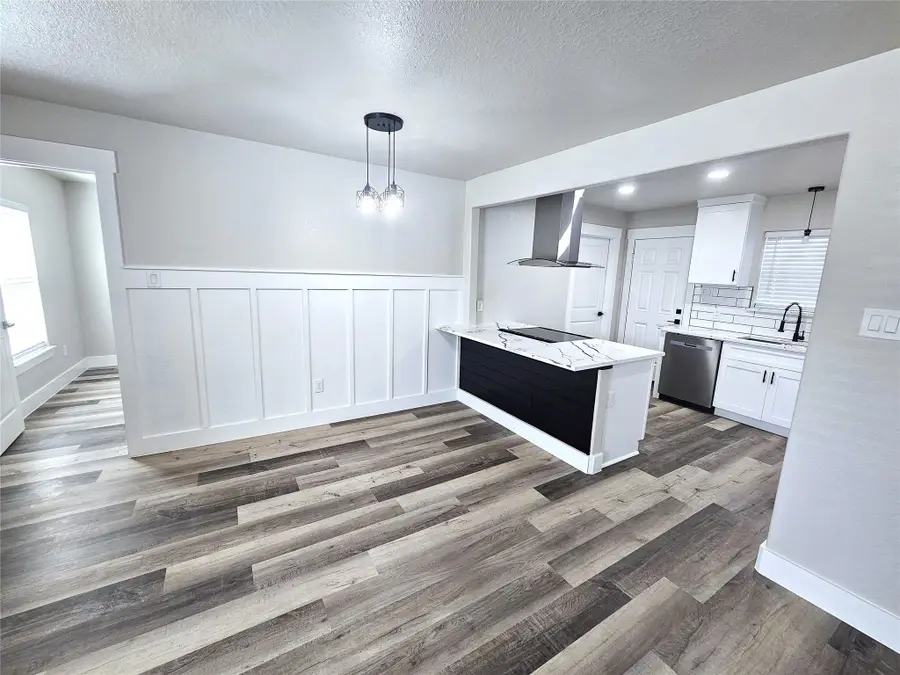 1005 Robinhood Lane, Angleton, TX 77515 - Image #2