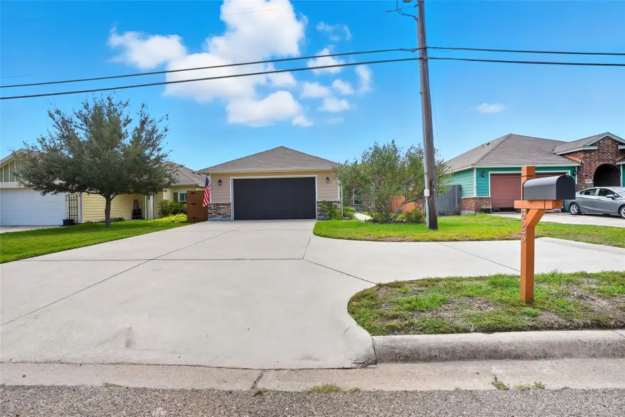 623 W Deberry Avenue, Aransas Pass, TX 78336 - #2