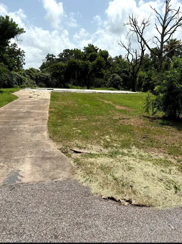 317 Southern Oaks Dr, Lake Jackson, TX 77566