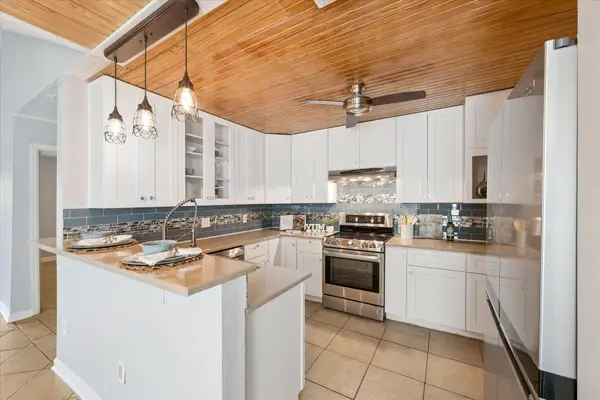 305 Baycrest Drive, League City, TX 77573