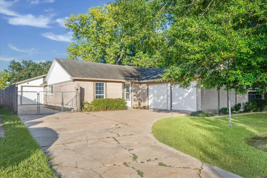 305 Baycrest Drive, League City, TX 77573 - Image #2