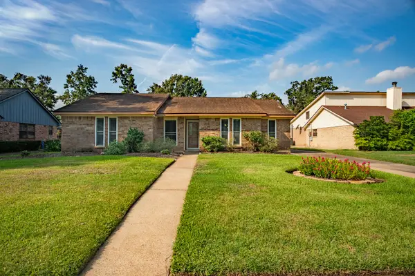 205 Banyan Street, Lake Jackson, TX 77566