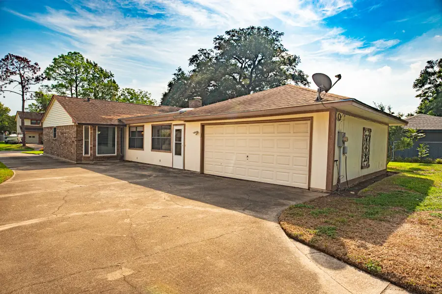 205 Banyan Street, Lake Jackson, TX 77566 - #3