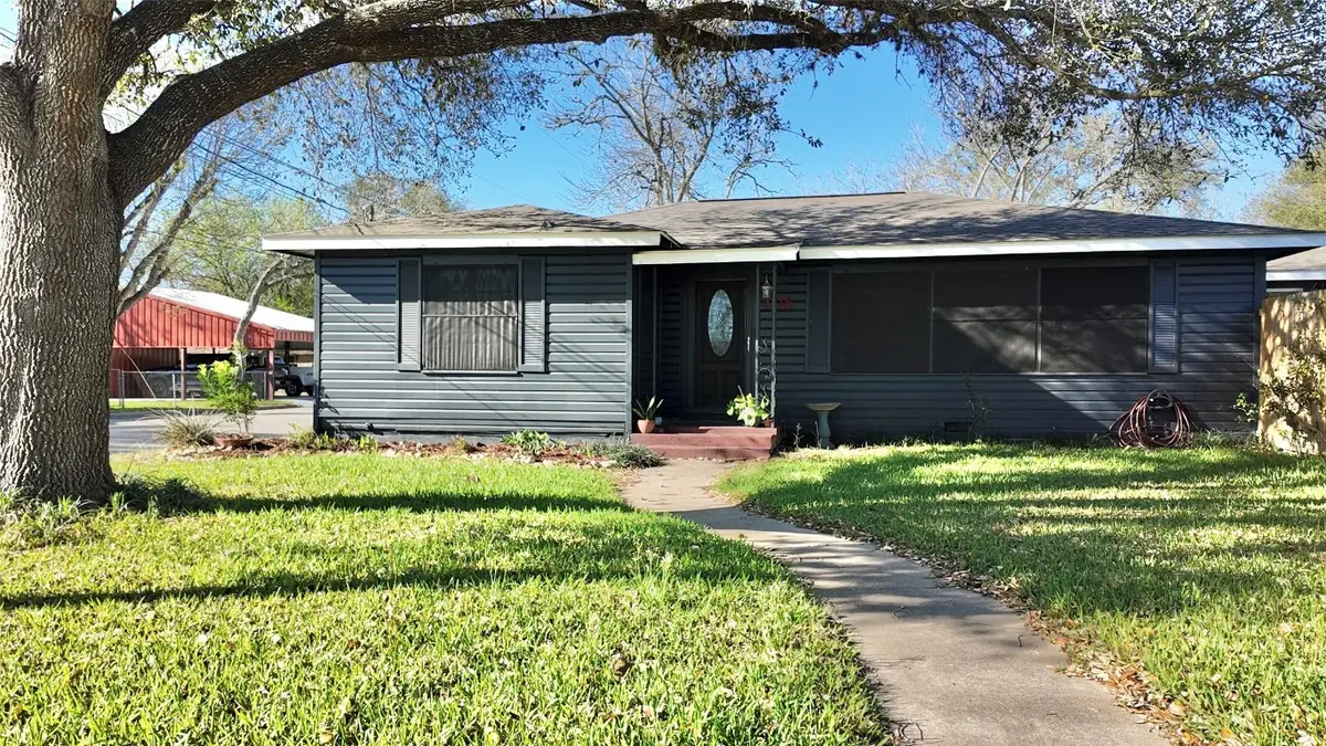 408 Walnut St, Yoakum, TX 77995 - #1