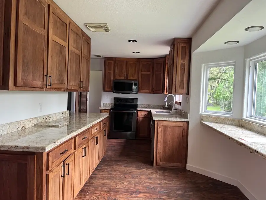 329 Buffalo Trail, Lake Jackson, TX 77566 - Image #3