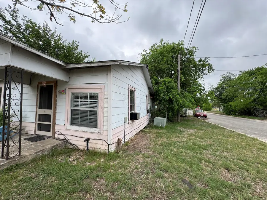 402 Laredo Street, Lockhart, TX 78644 - #2