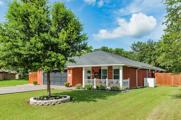 112 Lillian Drive, West Columbia, TX 77486