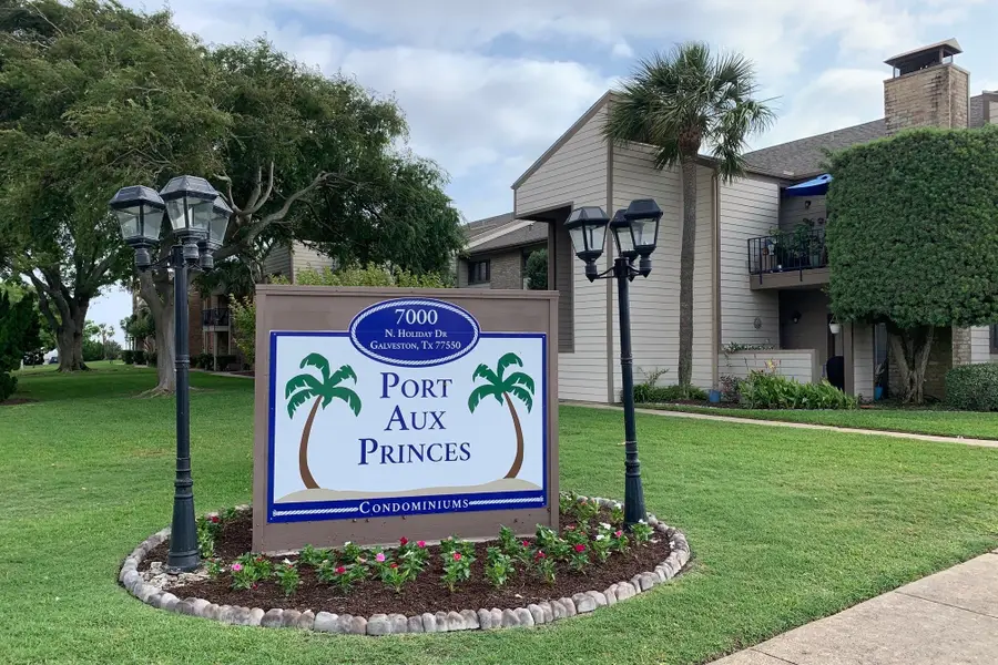7033 N Holiday Drive, Galveston, TX 77550 - #2