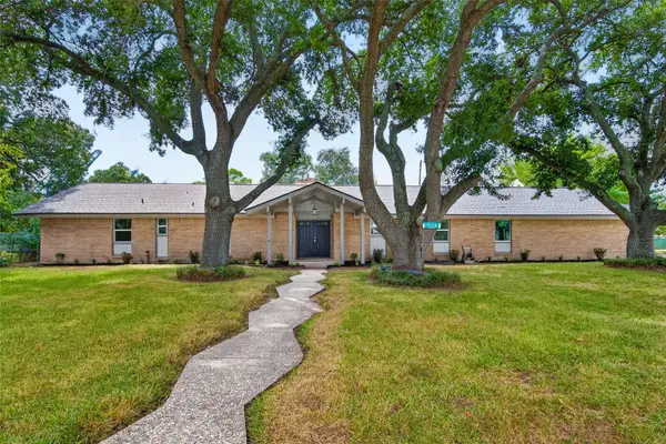 218 Bay Colony Circle, La Porte, TX 77571
