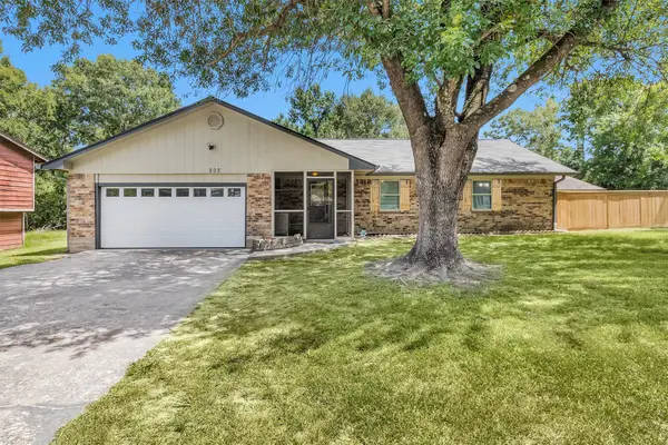 202 Twin Harbors Drive, Onalaska, TX 77360