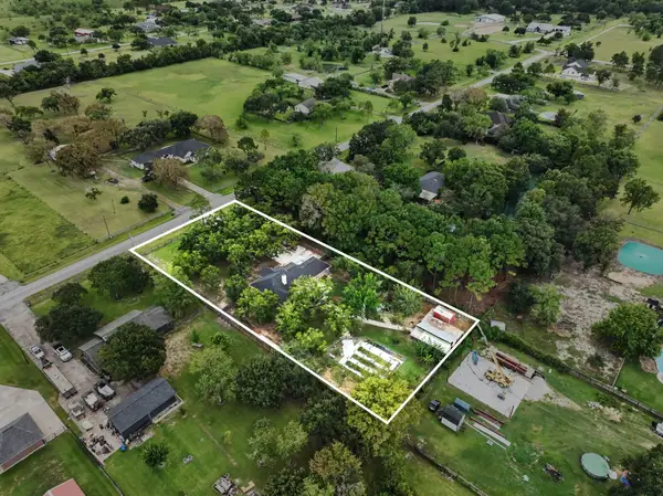 142 Happy Hollow Street, Alvin, TX 77511