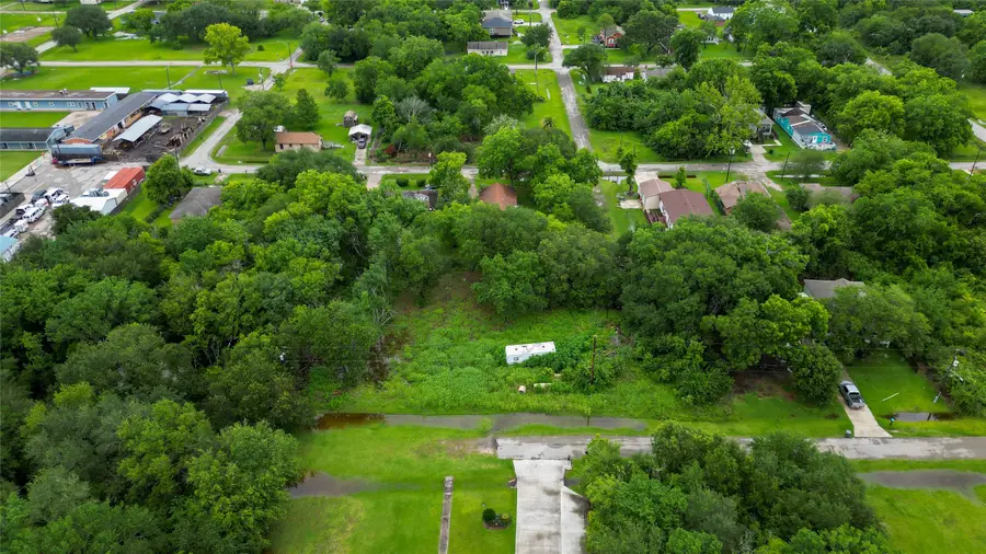 6702 Lewis Rd, Hitchcock, TX 77563 - #2