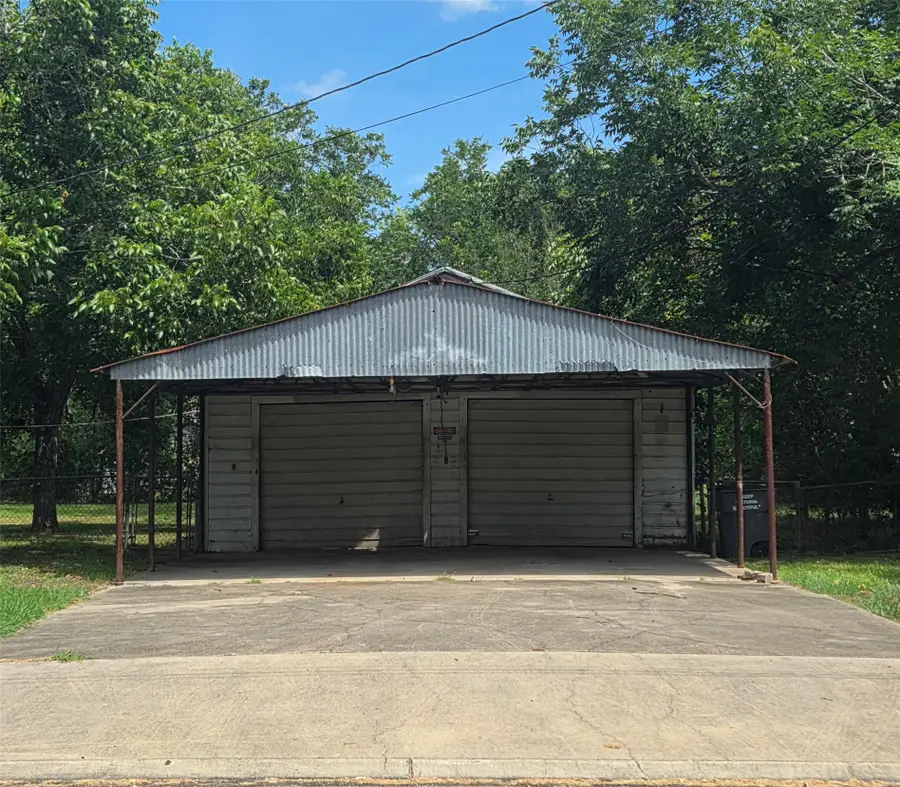 702 E Trinity Street, Victoria, TX 77901 - #3