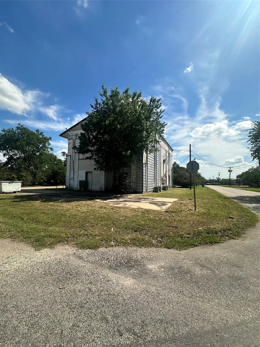 1010 Nelson, Yoakum, TX 77995 - #3