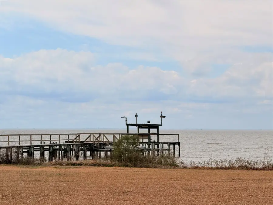 204 Teal Lane, Anahuac, TX 77514 - Image #3