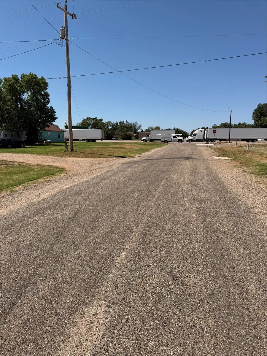 401 Avenue F Ne, Childress, TX 79201 - #2