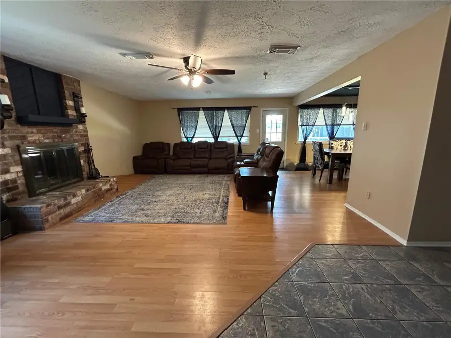 305 Bull Run Drive, League City, TX 77573 - Image #3