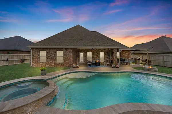 305 Poppy Street, Lake Jackson, TX 77566