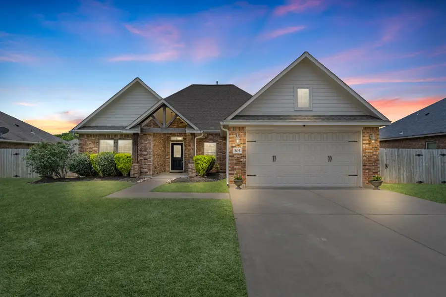 305 Poppy Street, Lake Jackson, TX 77566 - #2