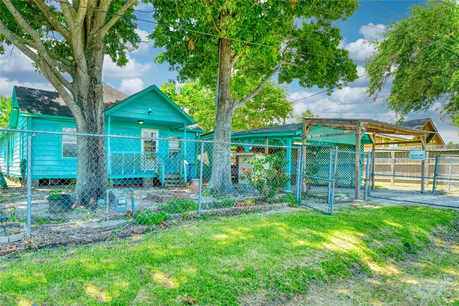 323 Avenue J, Baytown, TX 77520 - #2
